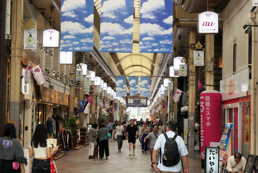 k-Einkaufs-und Marktstrasse Nishiki-dori in Kyoto am Mittag (2)