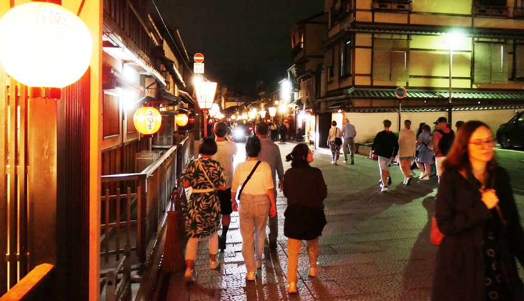k-Spaziergang zum Geicha-Viertel in Kyoto am Abend (2)
